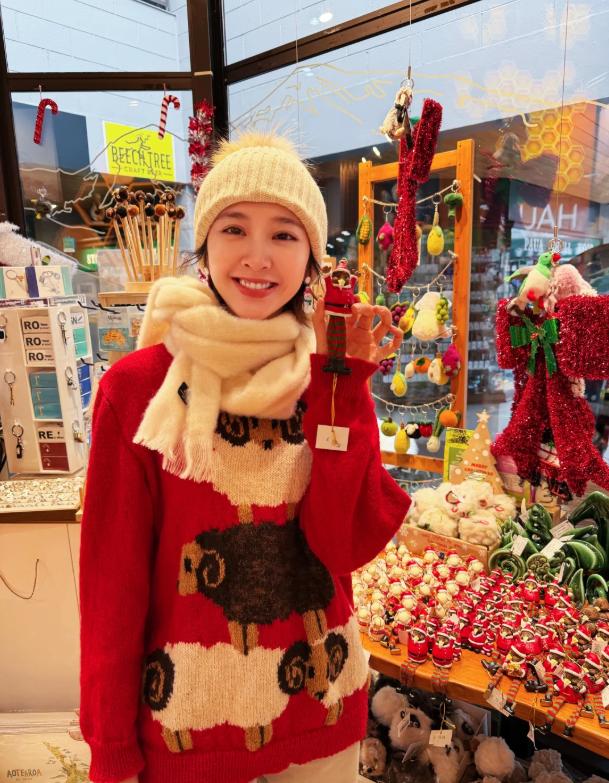 唐艺昕晒圣诞美照!穿红衣戴圣诞耳饰逛街,和女儿给老公买情侣袜