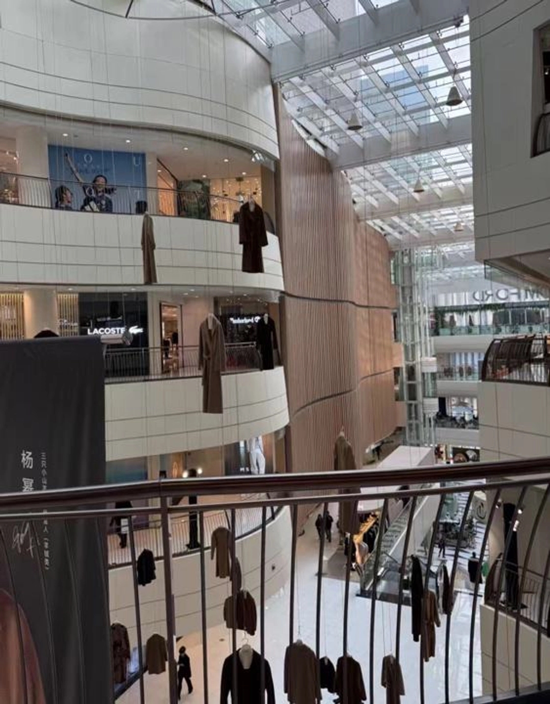 上海商场挂大衣搞成恐怖片现场,杨幂海报也遭殃,最新回应来了