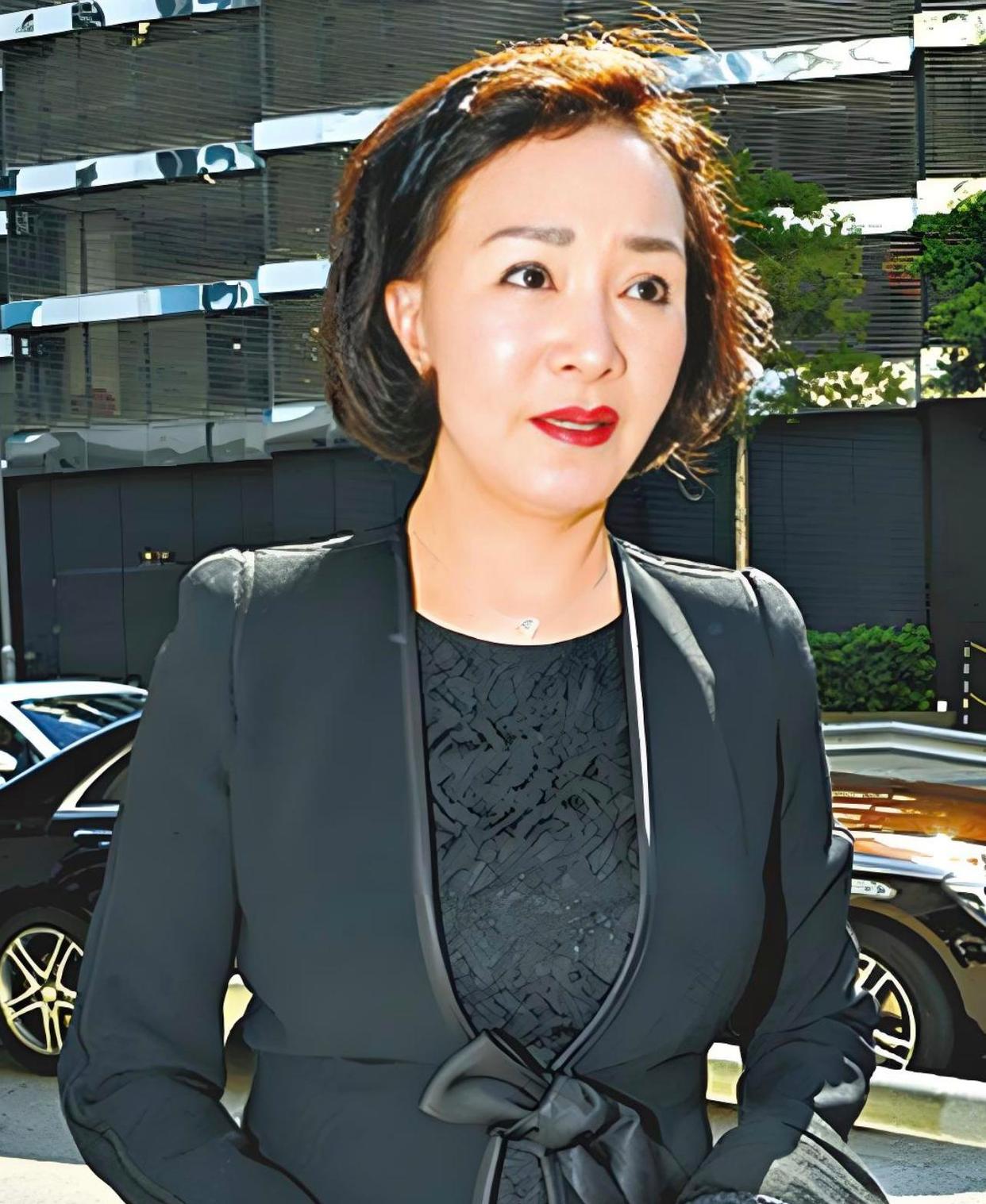 让3个情妇净身出户，2个私生子狼狈退场，何莉莉如今仍是顶级贵妇