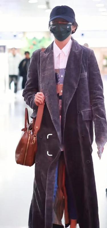 分手消息藏不住了？鹿晗关晓彤同天现身,一个细节暴露恋情现状