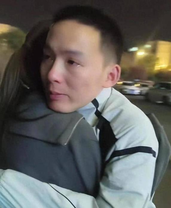 谢妈意外露脸！打扮休闲有气质，挽着谢爸的手，一家六口超有爱