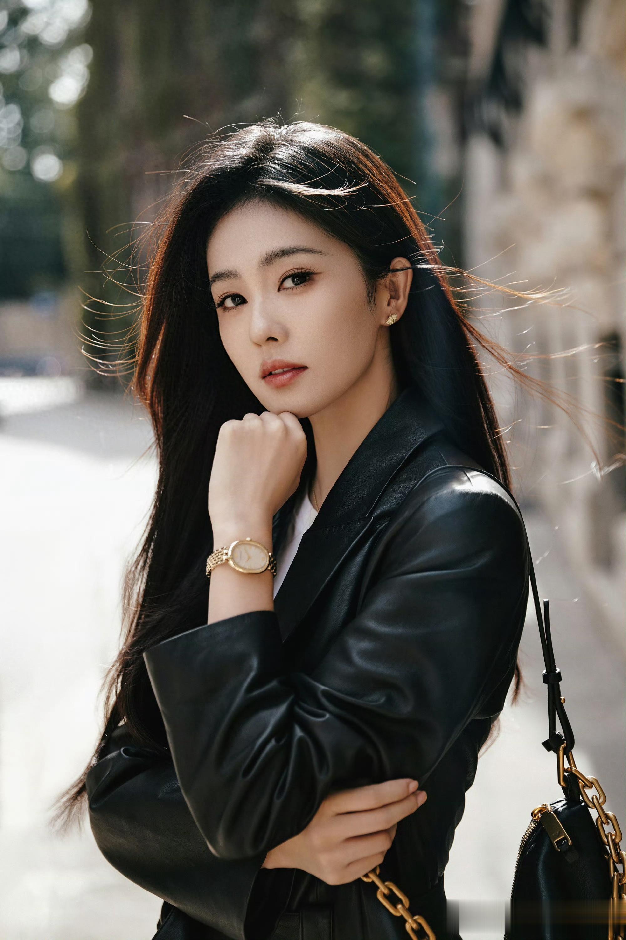 白鹿黑色皮衣街拍，酷飒与优雅并存，尽显时尚张力