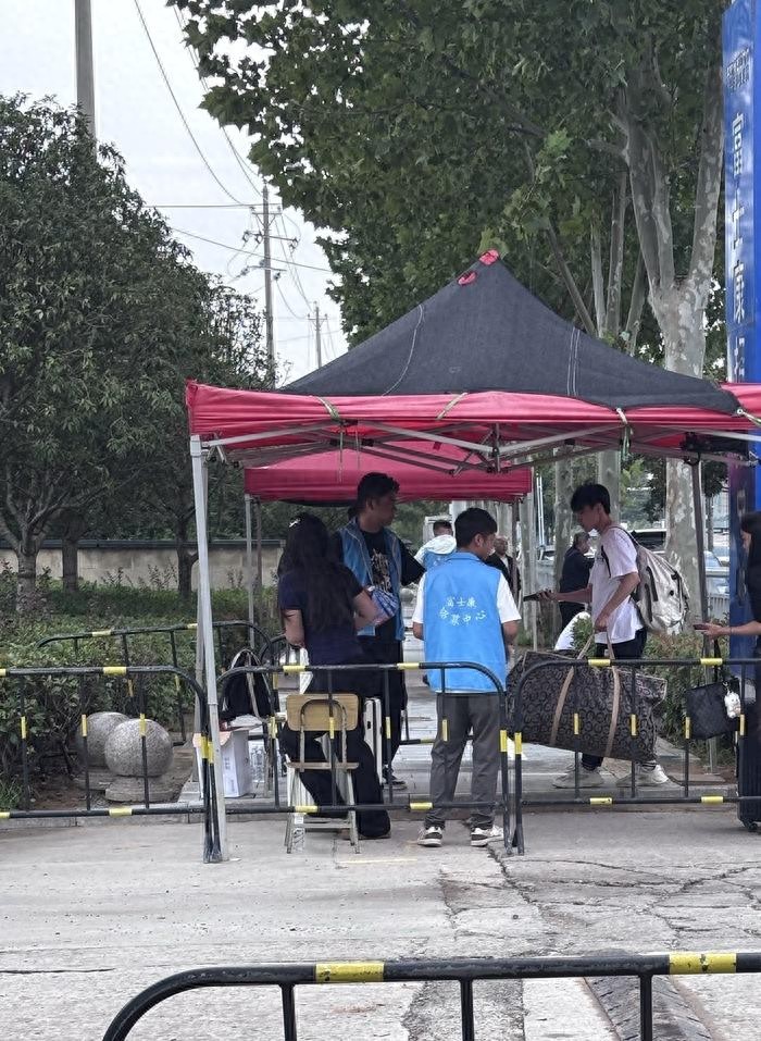 苹果新品发布!郑州富士康iPhone17港区产线已接近满产,返费价格突破9000元,近20万人两班倒赶工