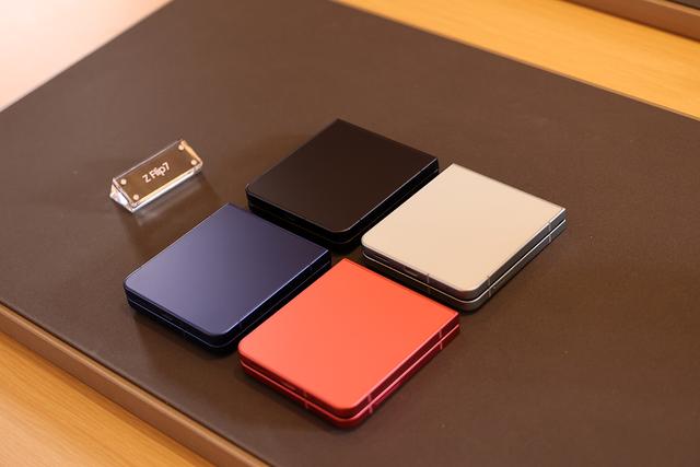 三星Galaxy Z Flip7图赏 外屏极窄边框 全面大视野