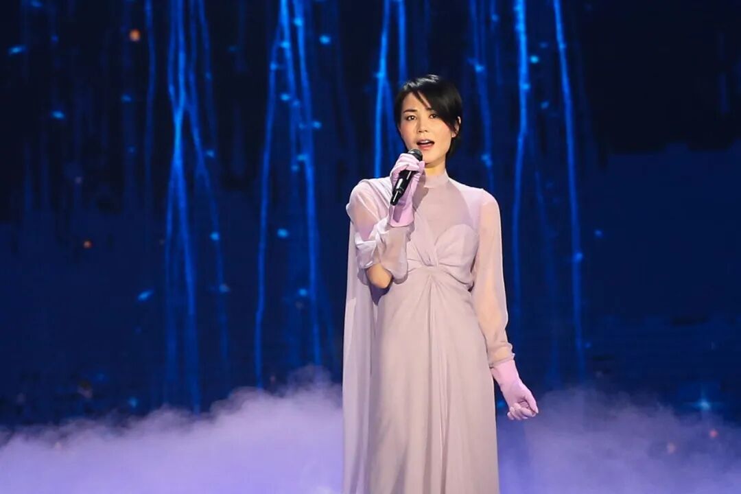 王菲六登春晚！佛系天后突然营业，独唱新歌，这波又要圈更多粉？