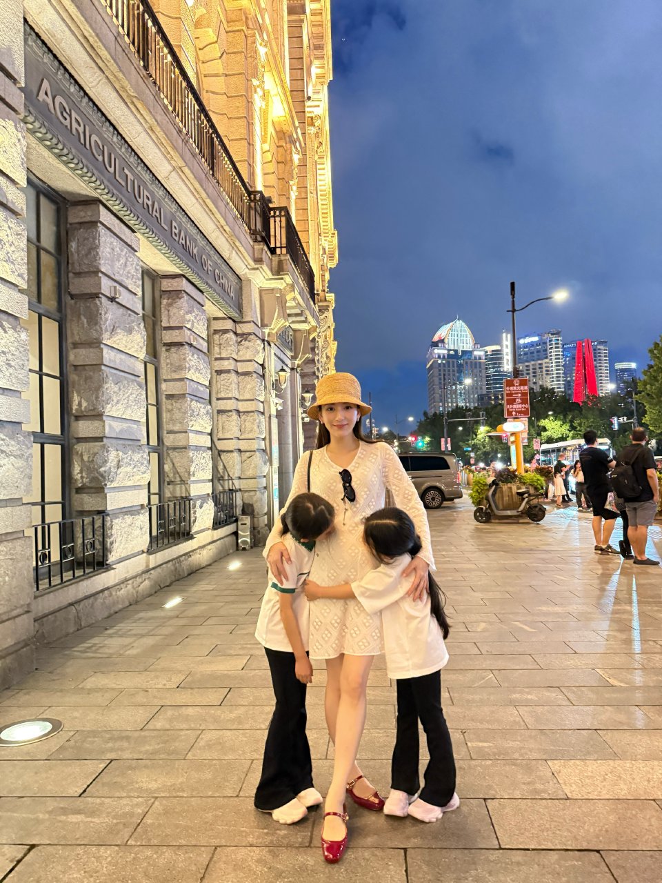 方媛孕晚期备待产包！和闺蜜女儿出行开行比耶，抱女儿不偏心三胎