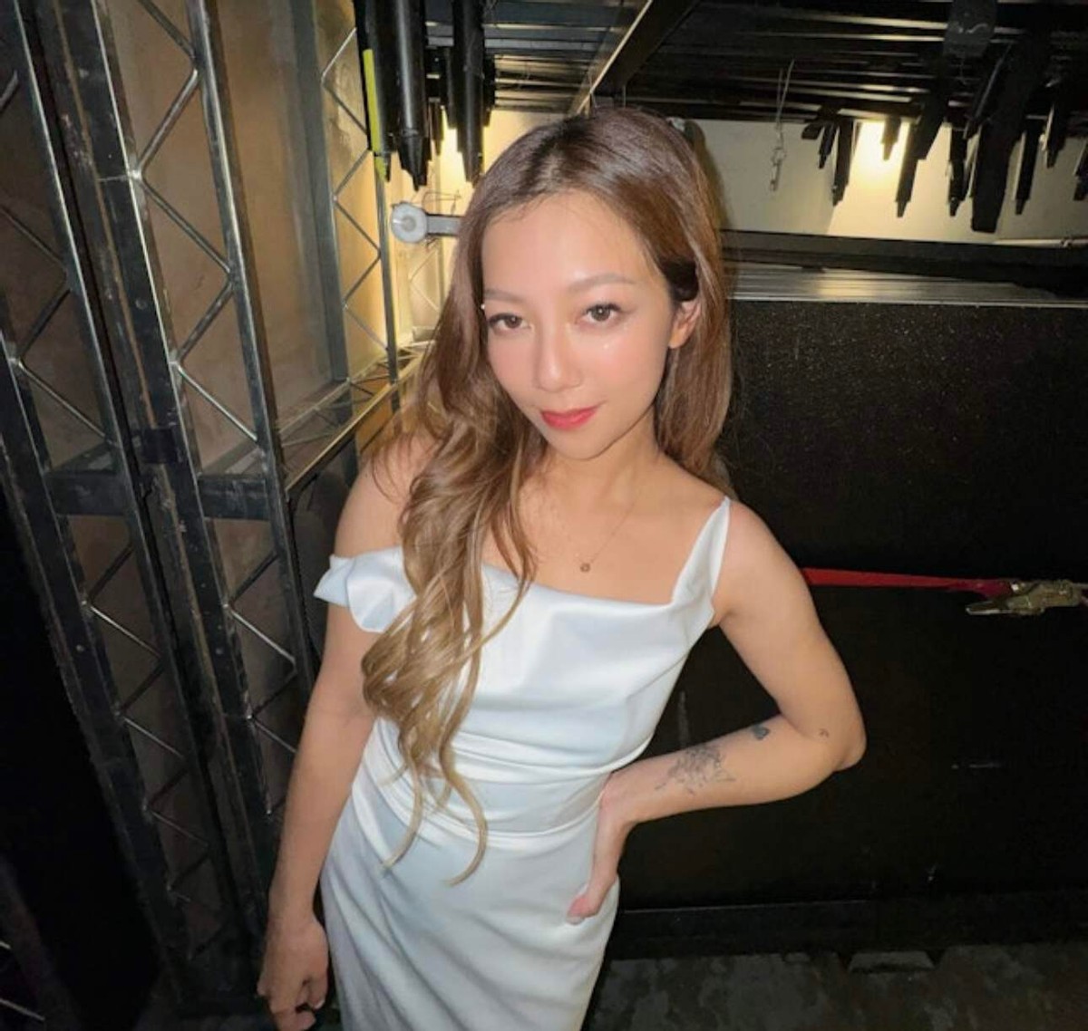TVB前6亿千金复出乐坛，在火锅店驻唱不感尴尬，曾代表香港出赛