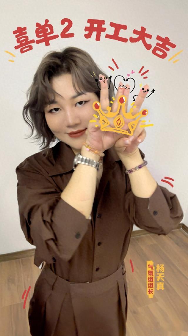 杨天真留学偶遇“李现”!请他帮忙拍照原图直出,脖子粗大也显老