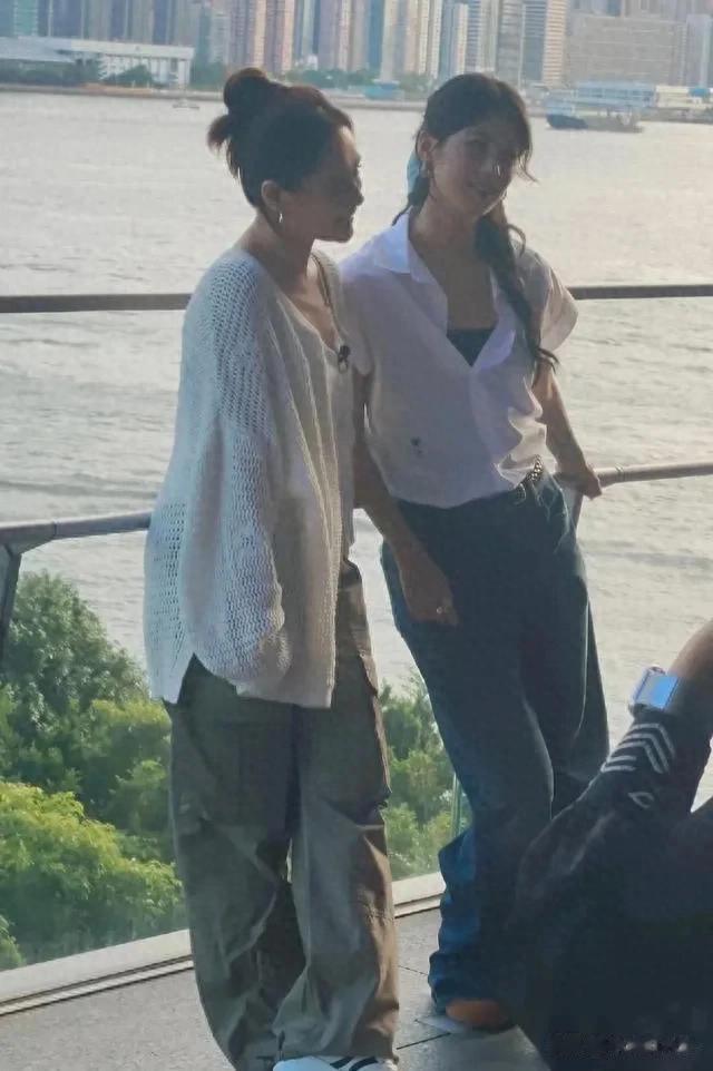 哇塞!路人偶遇阿娇、赵昭仪在香港录节目,本人好漂亮啊!