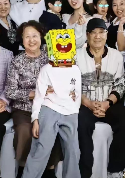 黄晓明没想到，带儿子参加生日宴，女儿却成焦点，杨颖的DNA被赞