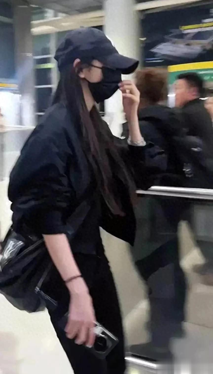 杨幂穿一身黑抵达纽约看秀，维密现场曝光，今年的翅膀有些廉价