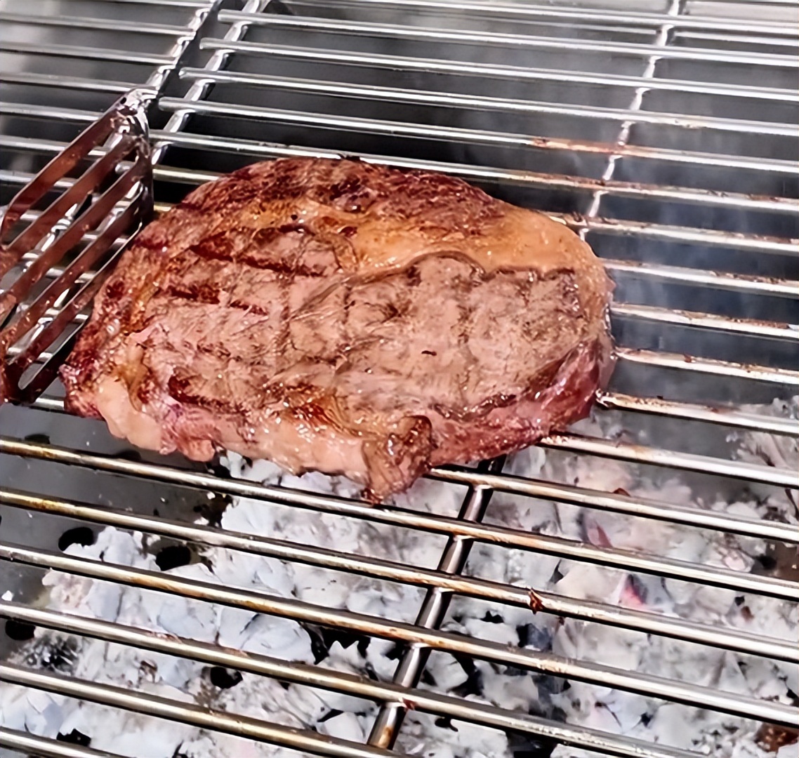 豪气!曹云金别墅宴请好友,连喝4瓶香槟王,牛排、螃蟹吃到爽