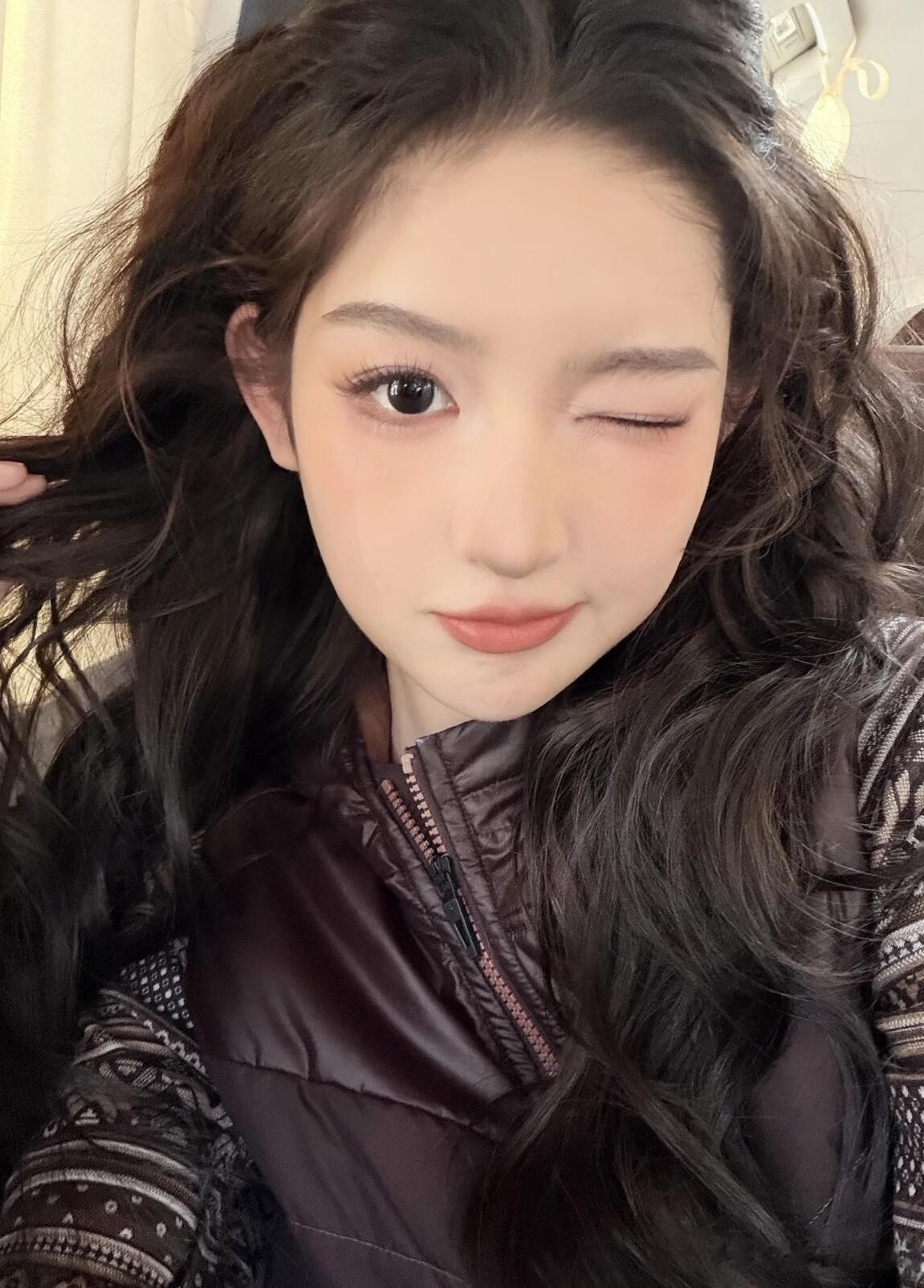 王玉雯北京出席线下活动，一袭浪漫波浪卷造型，这优雅范儿太绝了