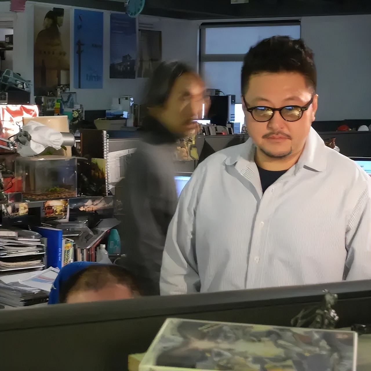 60岁知名港星近况曝光身形暴瘦，用拐杖弯腰走路被指像老翁