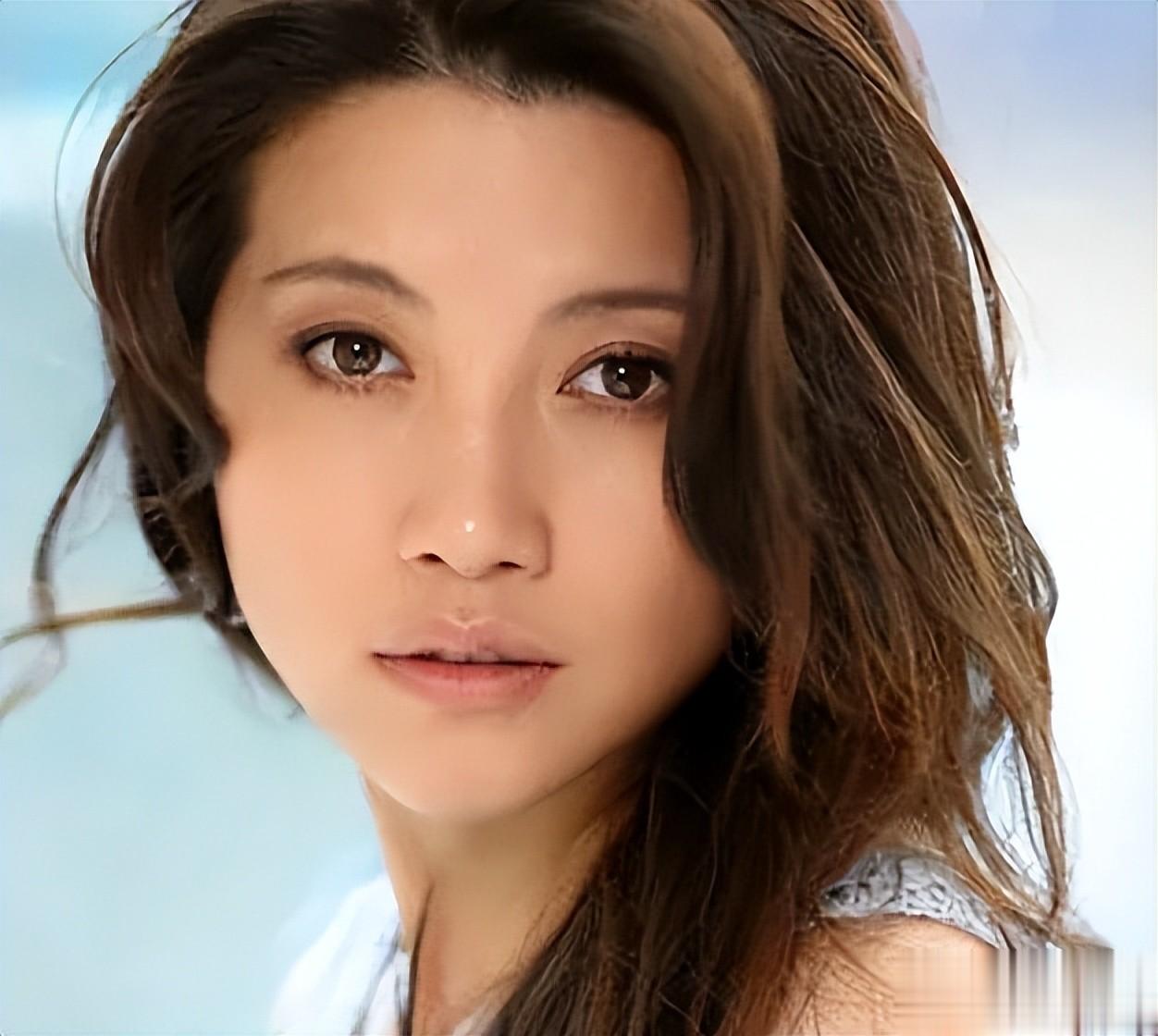 没想到52岁颜丙燕官宣比自己小 20 岁的男友才两个月，竟被全网攻击