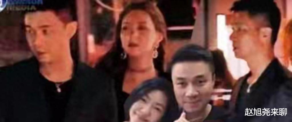 近日台湾S家豪门纠纷再起波澜, 小S一家出国旅游引发连锁反应。