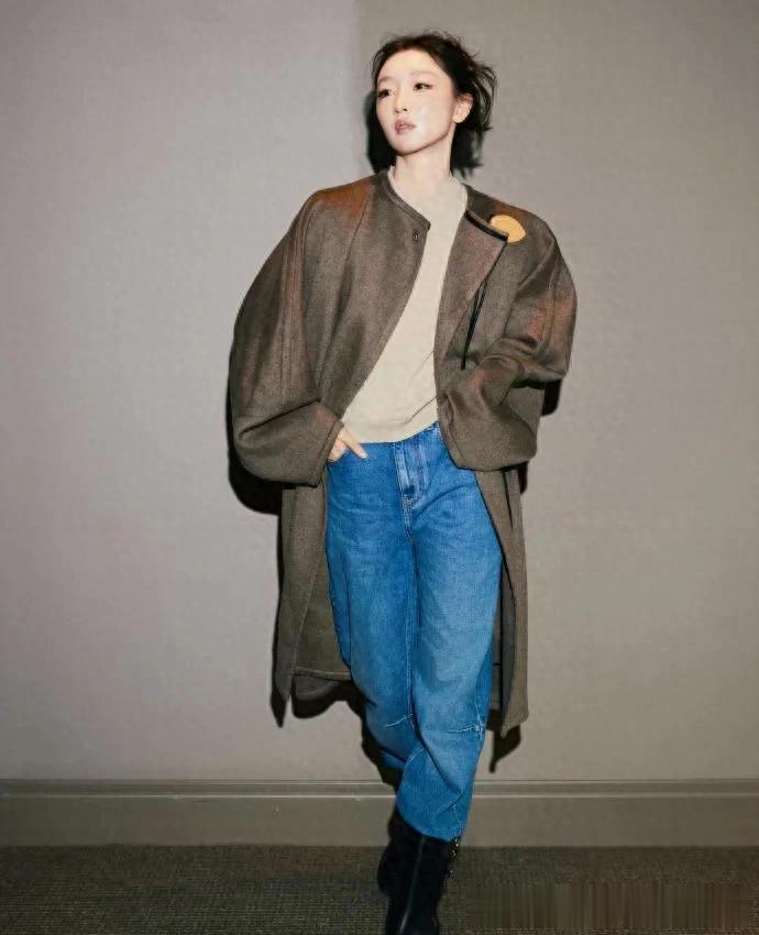 周冬雨换风格后气质大变!穿阔版大衣+毛衣+牛仔裤,时髦又洋气!