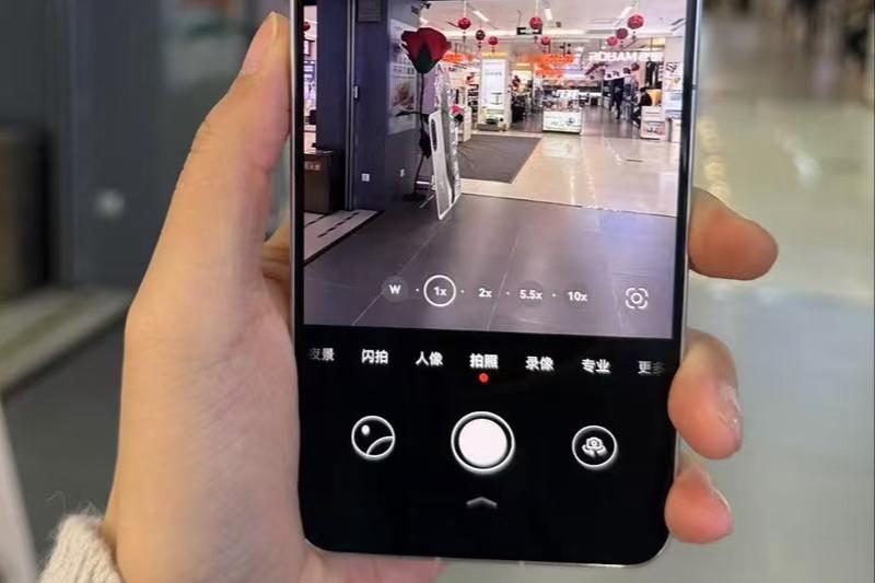 華為打響“價格戰”！極窄直屏+50倍變焦+衛星通信+IP69防水