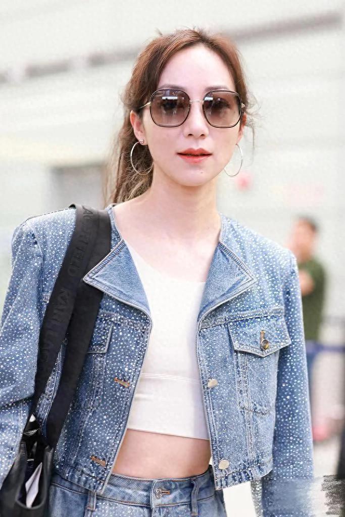 韩雪机场私服越来越时髦！牛仔短外套+阔腿裤，洋气又减龄！