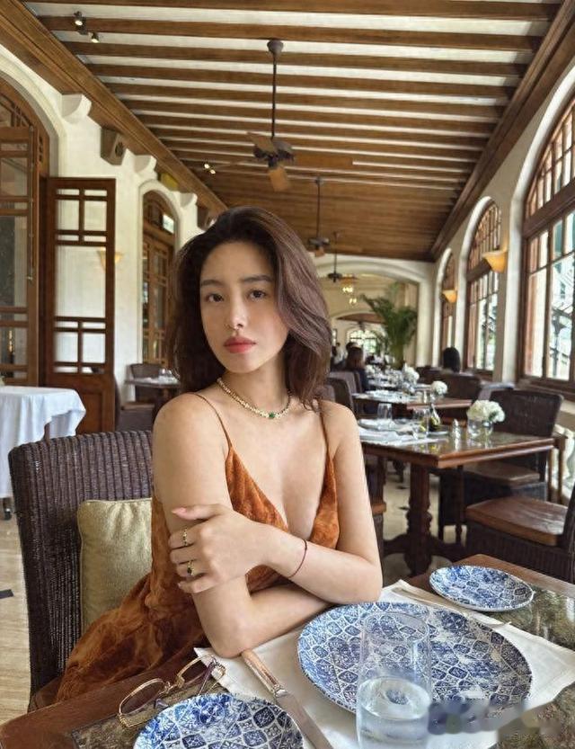 32岁杨采钰晒近照,穿吊带裙秀雪白肌肤,状态毫无孕相痕迹