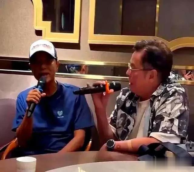 75岁谭咏麟深夜晒与57岁李克勤度假照，网友：这是新鲜的左麟右李