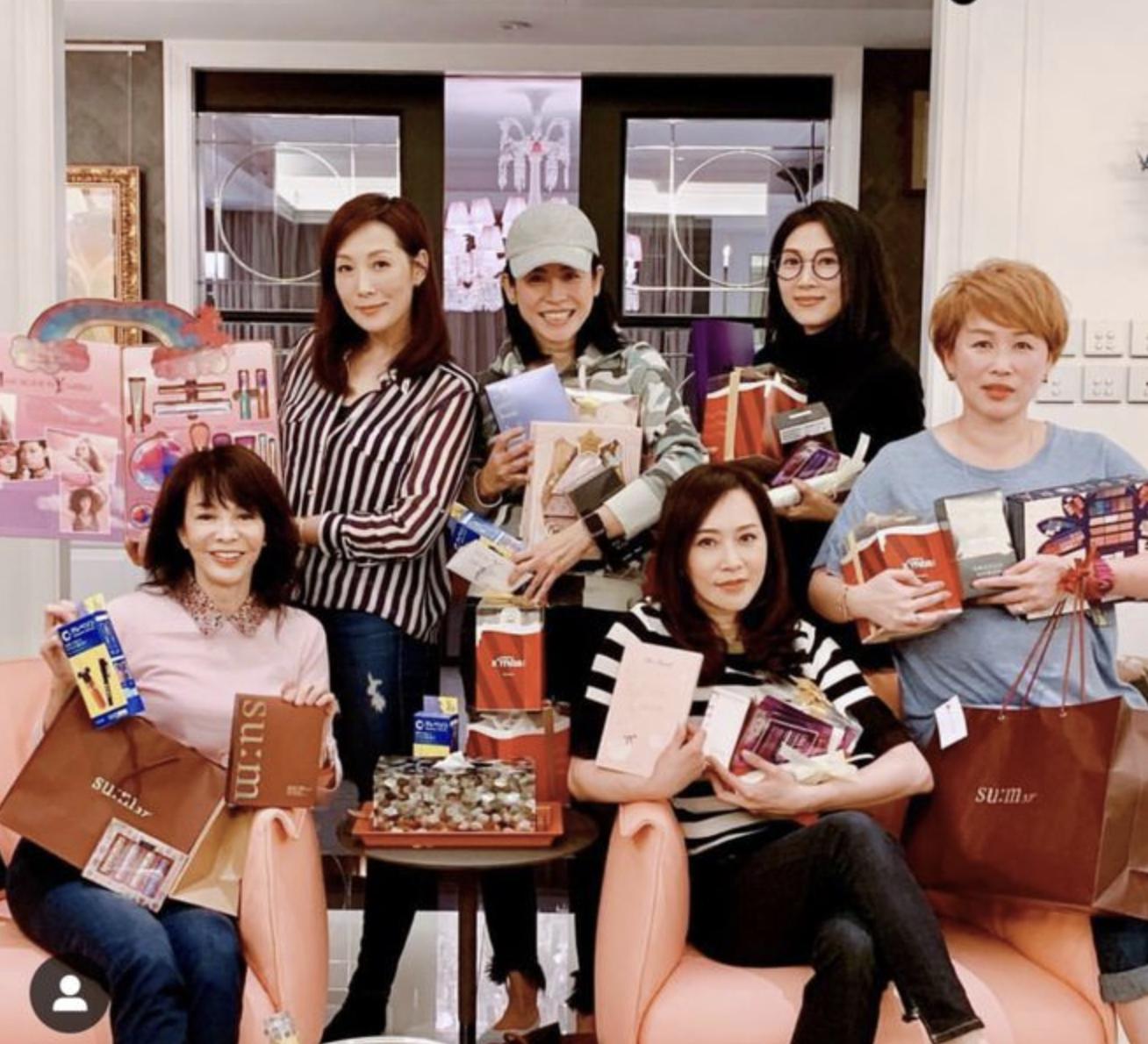 顾纪筠在豪宅为宣萱庆生,53岁吴美珩也在场,俩阔太搭肩一样优雅