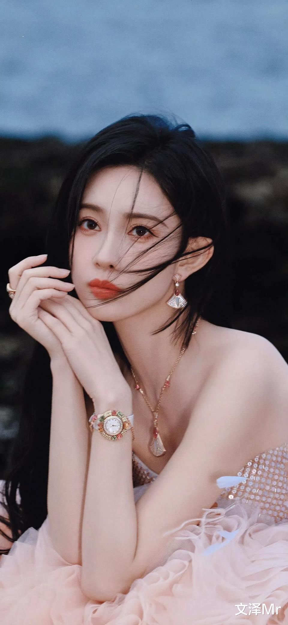 孟子义一袭粉色抹胸纱裙，与海共舞，直接把“美”字拉到新高度