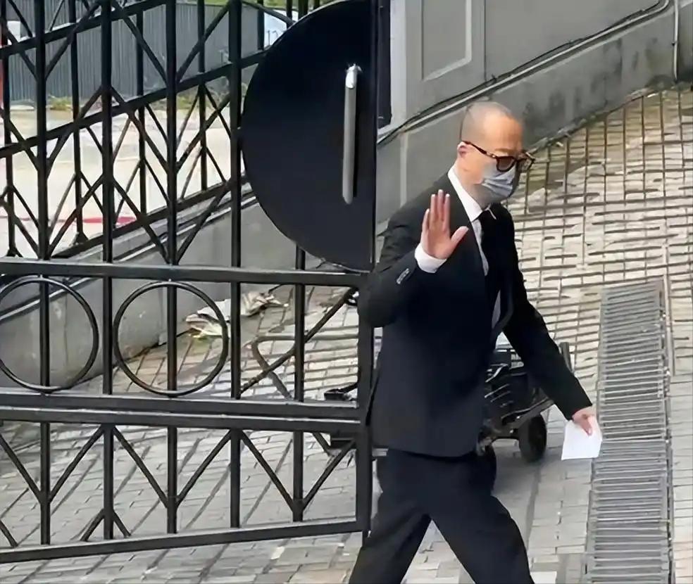 许绍雄出殡，众星相送：佘诗曼憔悴现身，林子祥满眼不舍