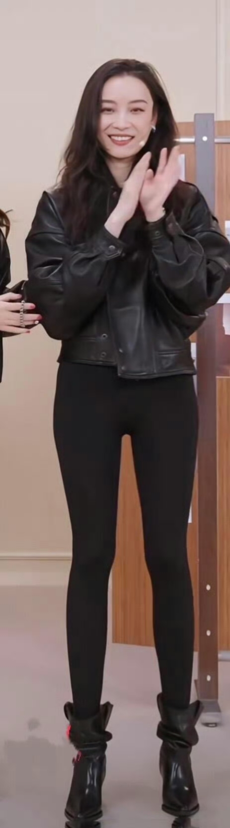 网友：倪妮这腿，上保险了没？ ???