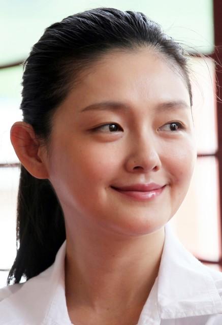 风雨一生！大S葬礼下大雨，结婚时刮大风，网友称这是不好预示