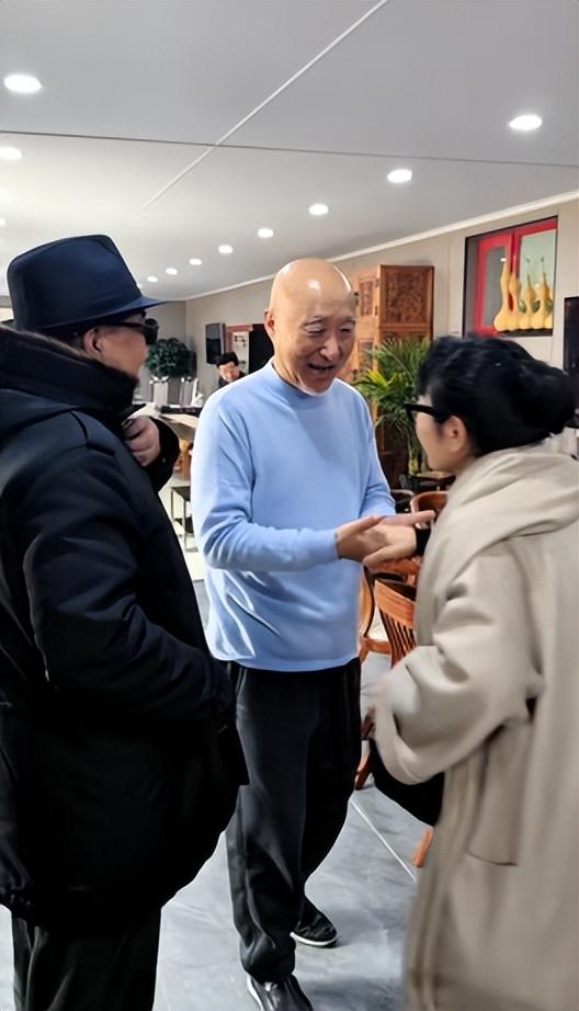 陈佩斯和姜昆、朱时茂聚餐,高档会所喝5块汽水,合影暴露了咖位