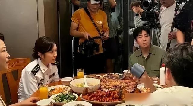 俞灏明官宣结婚！深情表白太幸福，王晓晨手戴45W钻戒太亮眼