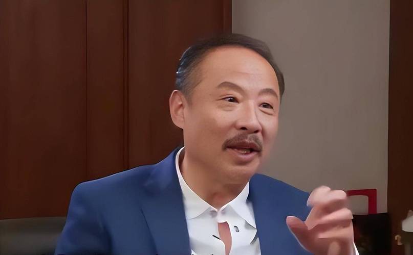 孩子父亲真相大白仅1月后，奚美娟低调露面，手足无措，落寞呆坐