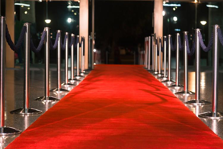 电影节红毯，颜丹晨深V性感，杜雨宸穿抹胸，76岁王馥荔艳冠群芳