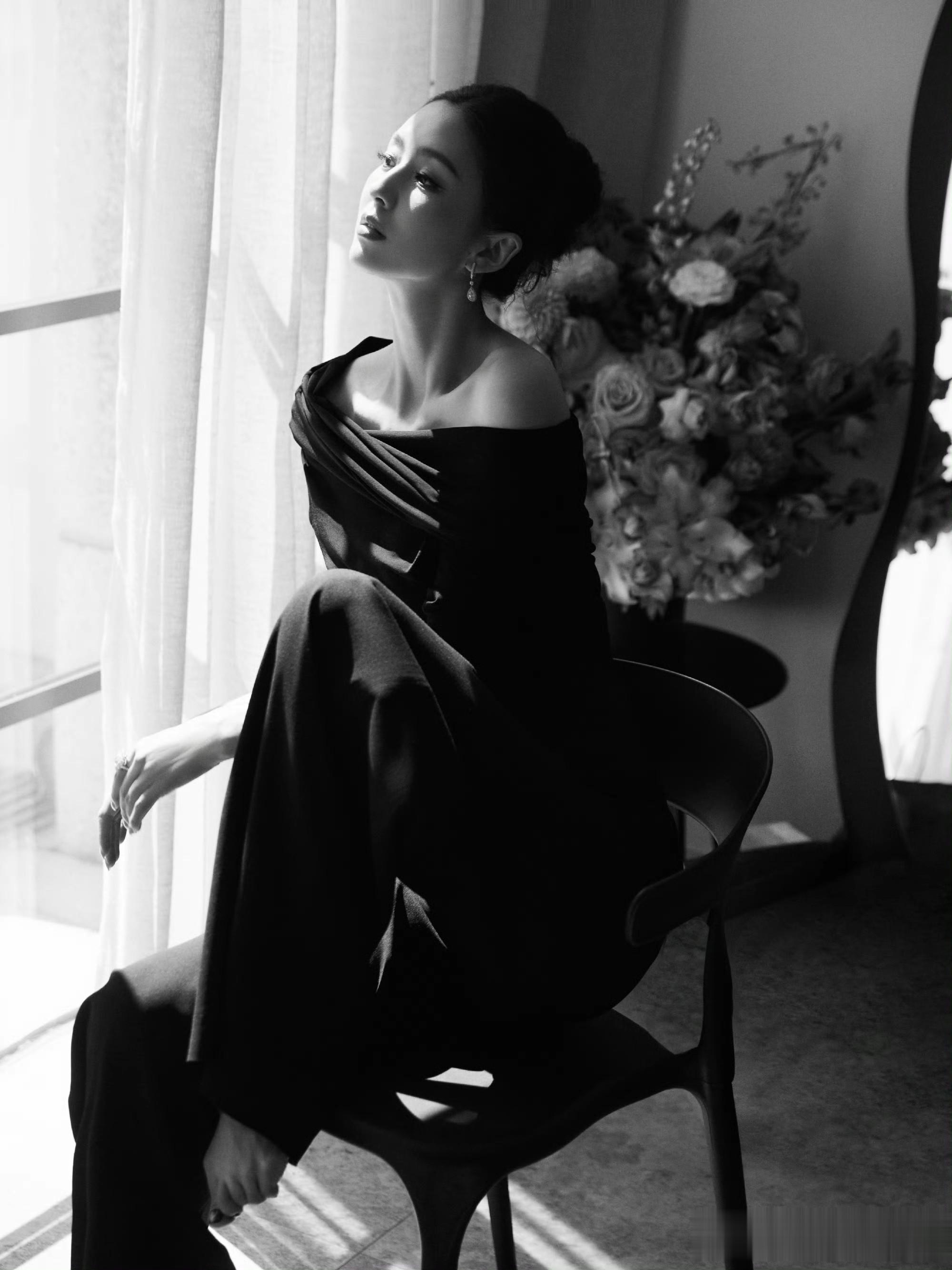 佟丽娅黑裙杀疯了！一字肩配慵懒盘发美到失语