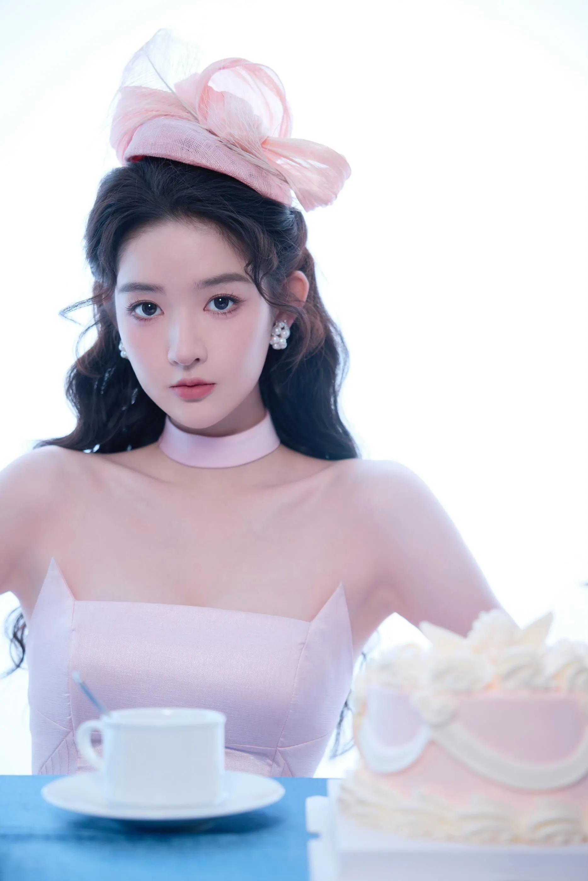 王玉雯性感粉色抹胸裙