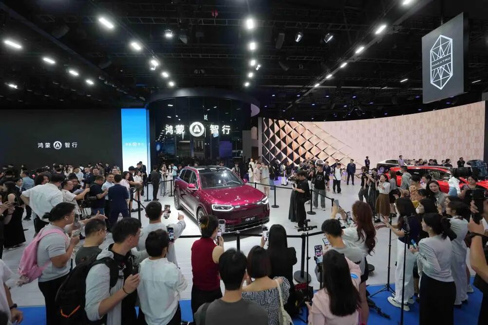 新问界M7实车首秀 问界全系亮相成都车展