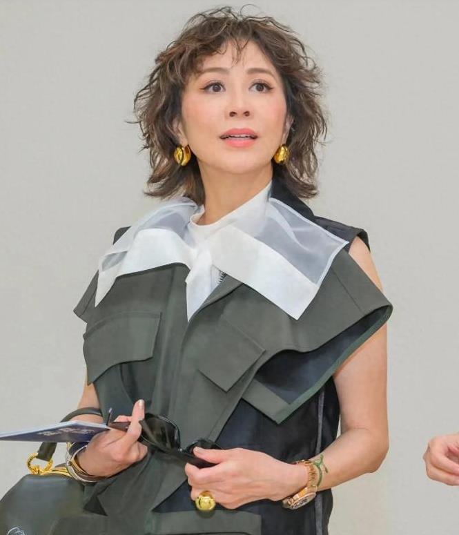 59岁刘嘉玲军绿长裙惊艳全网:真正的高级美从不惧怕岁月