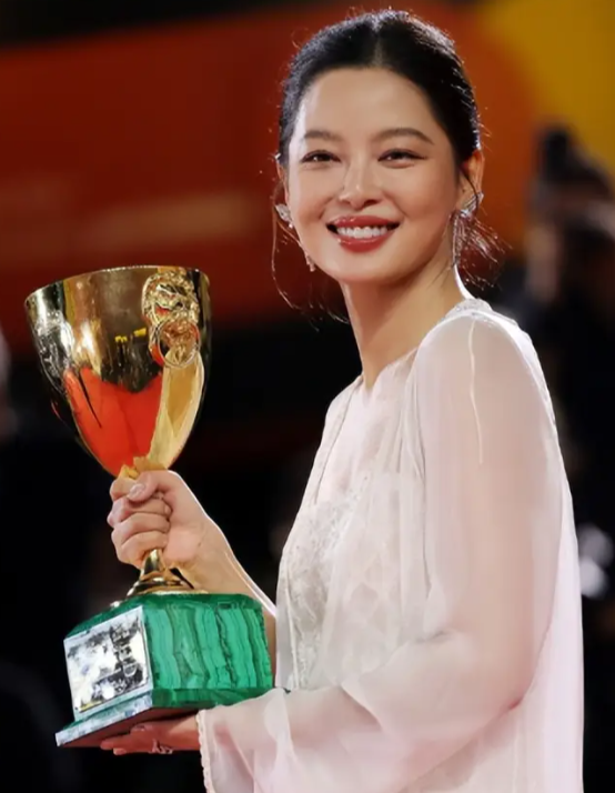 太催泪！辛芷蕾发长文感谢经纪人梁婷，两人8年的恩怨要翻篇了？