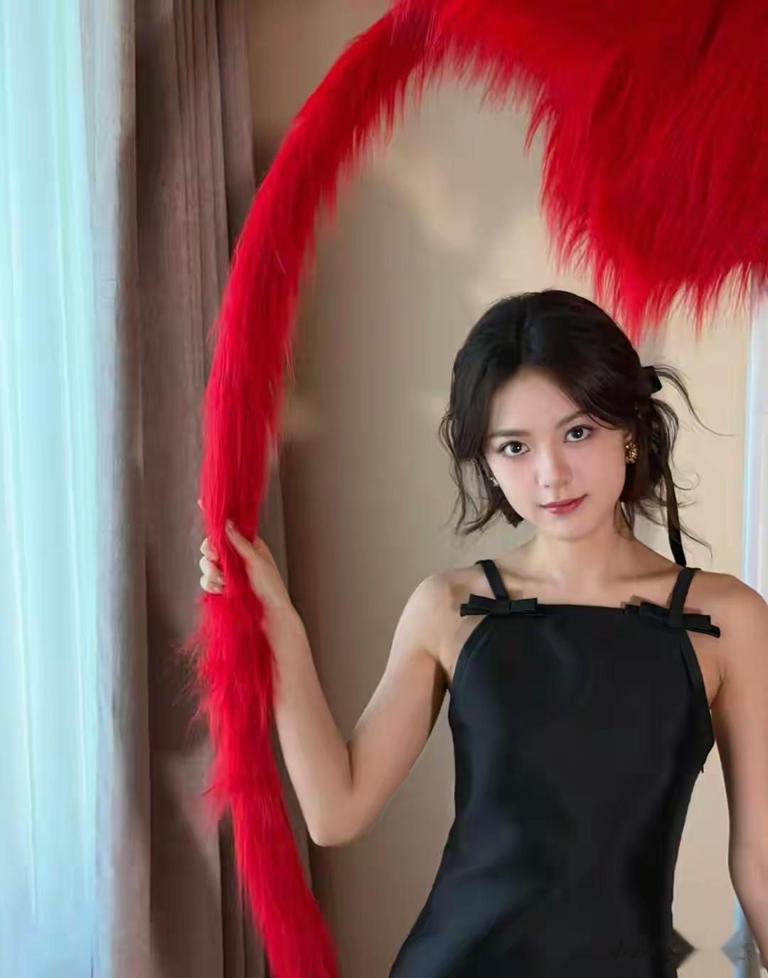 赵今麦褪去稚嫩美到开挂，这明艳大气范儿谁顶得住