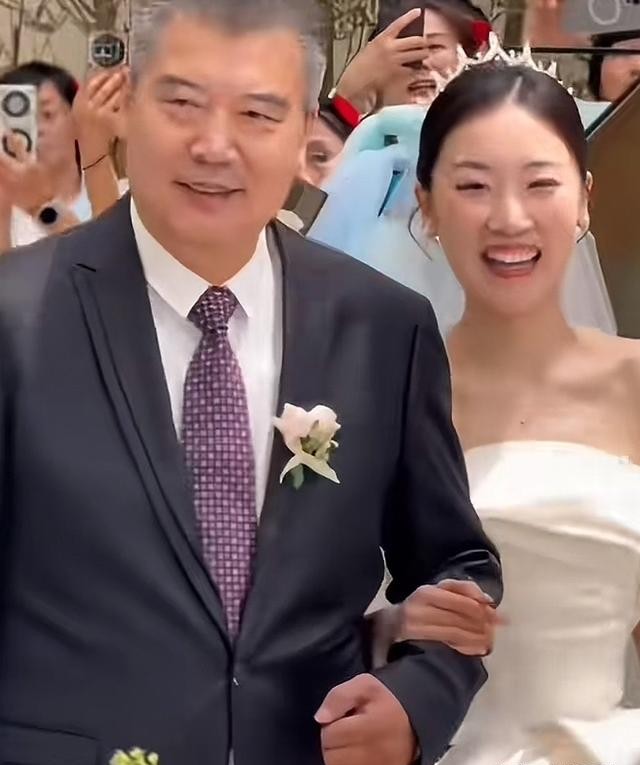 张怡宁参加婚礼哭了，64岁丈夫一直咳嗽，看着很老，还是袁立前任