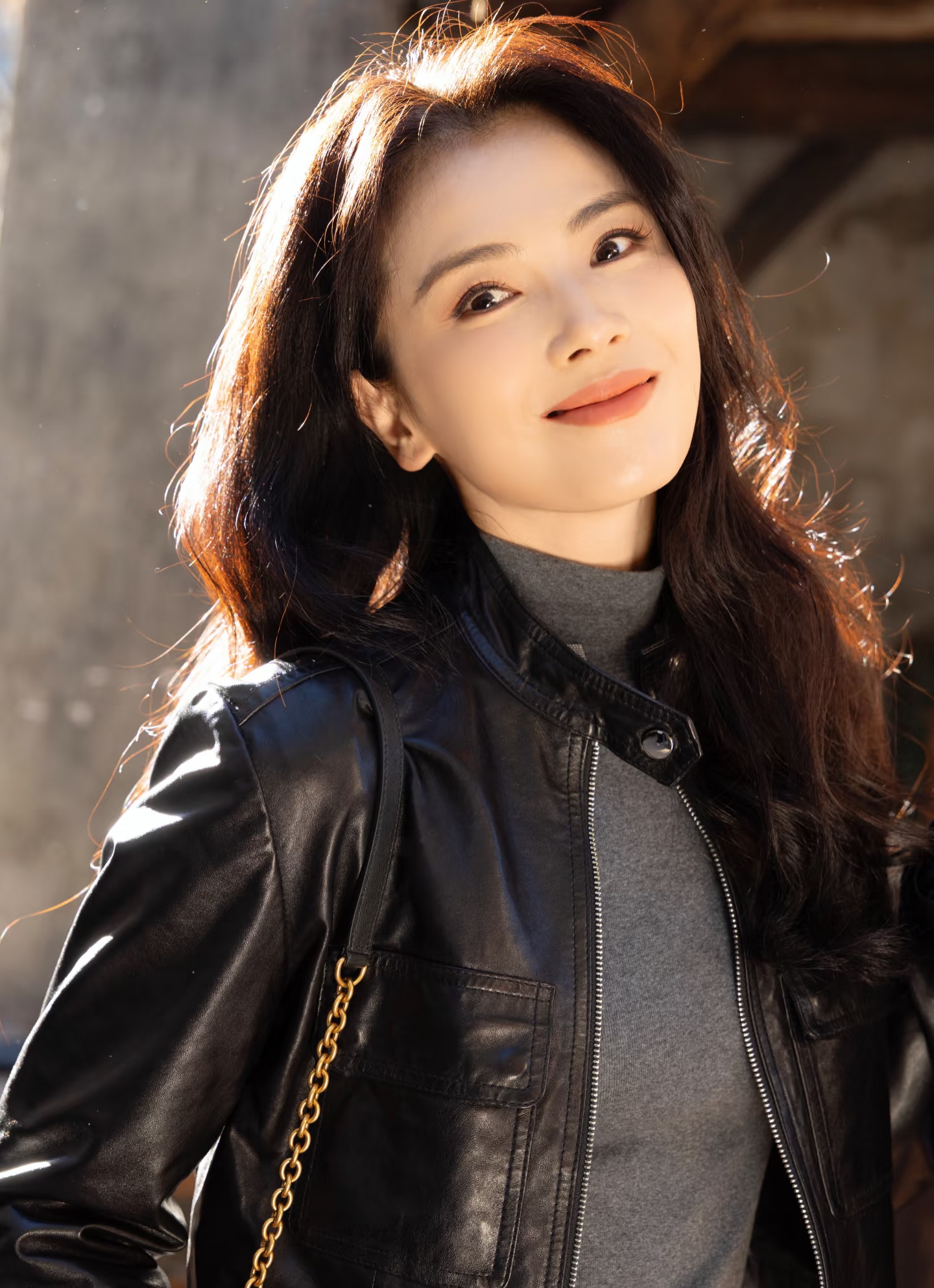 刘涛分享最新美照,黑皮衣配微卷长发,美得好耀眼