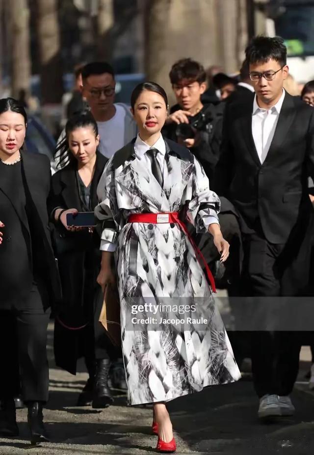 巴黎时装周：49岁发胖的林心如被49岁自律的舒淇“虐”得体无完肤