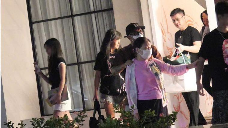 具俊晔出席小S庆功宴，边走边帮S妈按摩尽显温馨，许雅钧也献殷勤