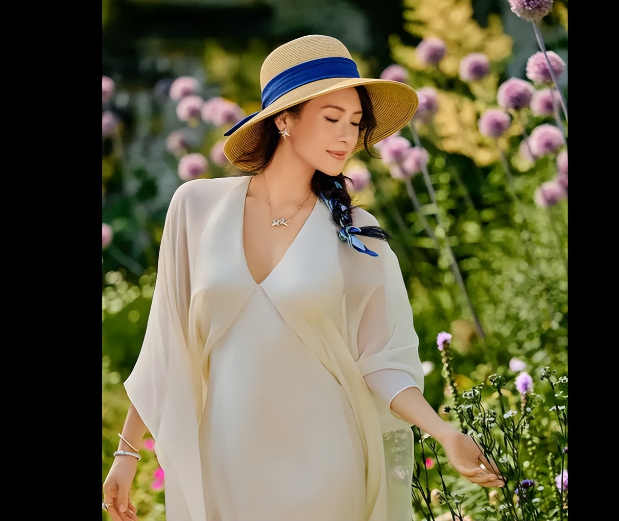 章子怡蓝色吊带裙，美国橡树泉花园现身，女王范十足！