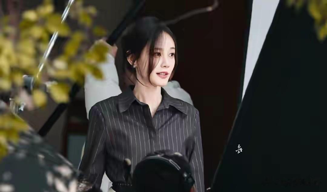 李一桐大冬天拍戏穿短裙，生图颜值身材双在线，这才是真女星