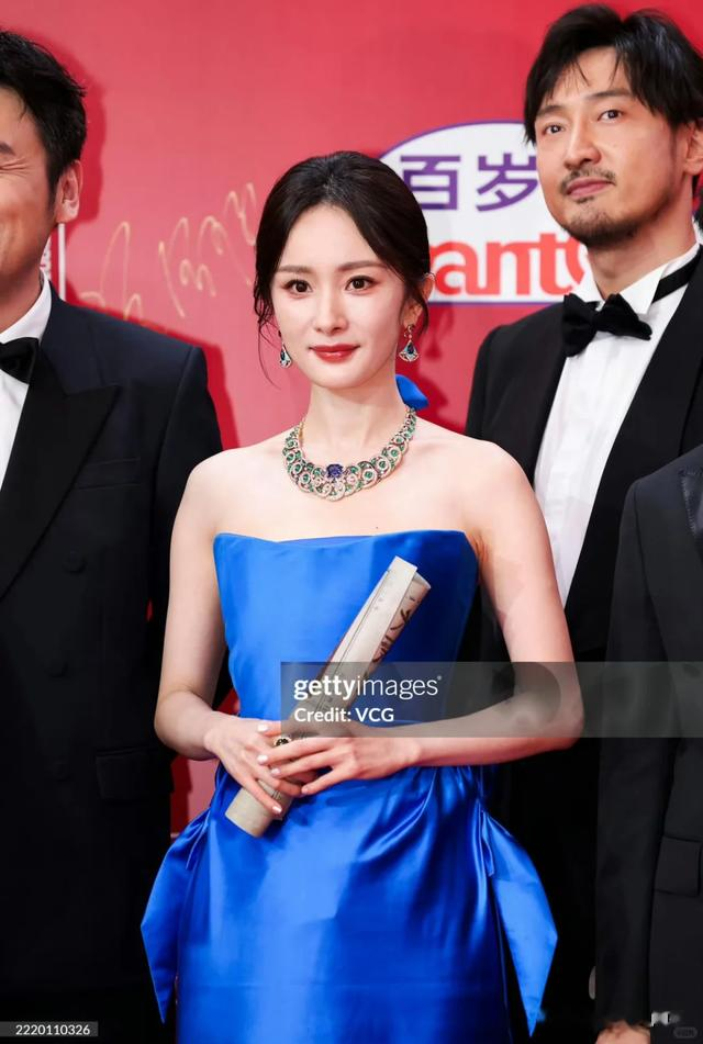 发布会上，当看到46岁章子怡跑步上台时，才知道张艺谋的话说对了