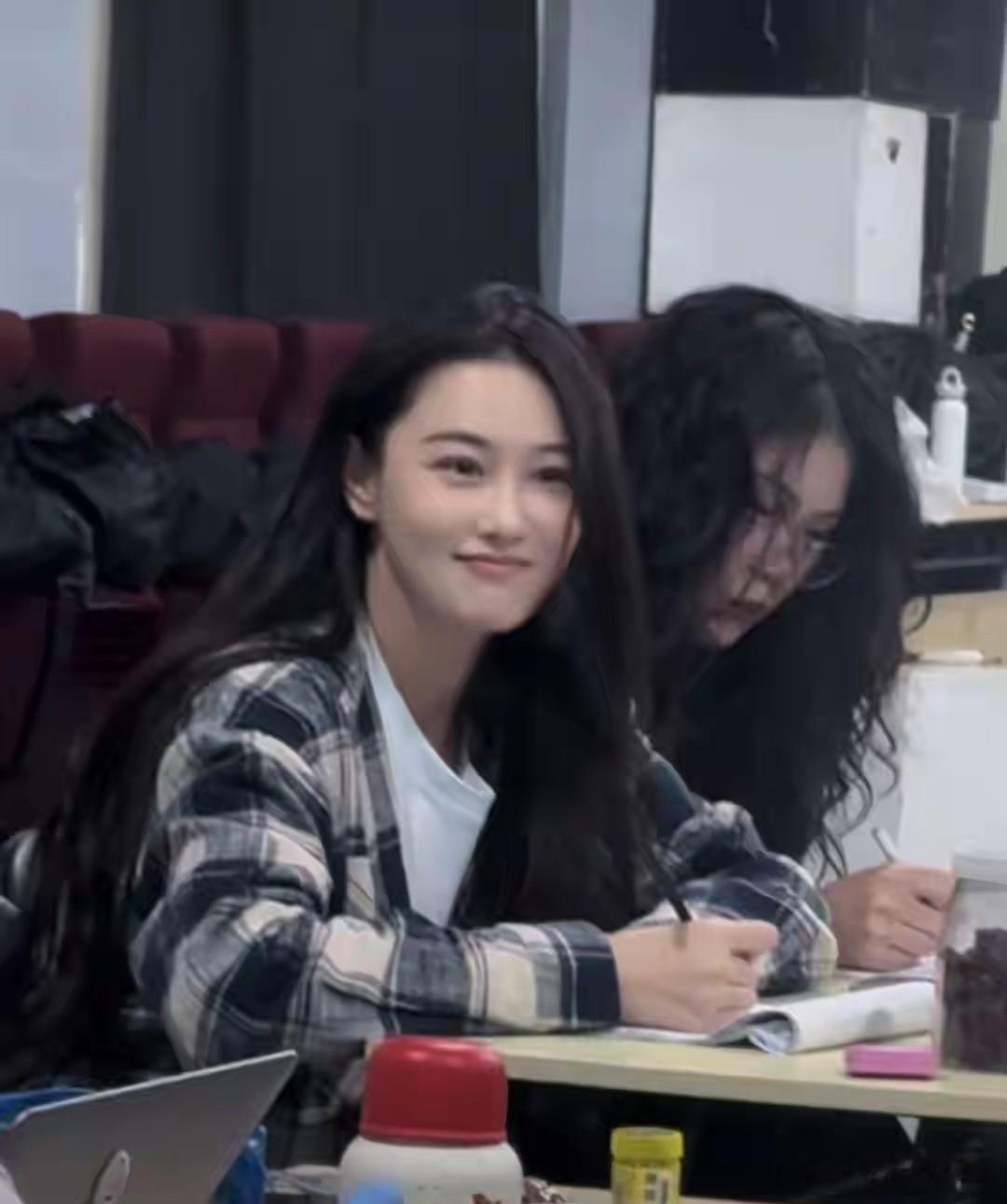 张馨予素颜上课被抓拍,偷偷画老师的样子,像极了大学学妹