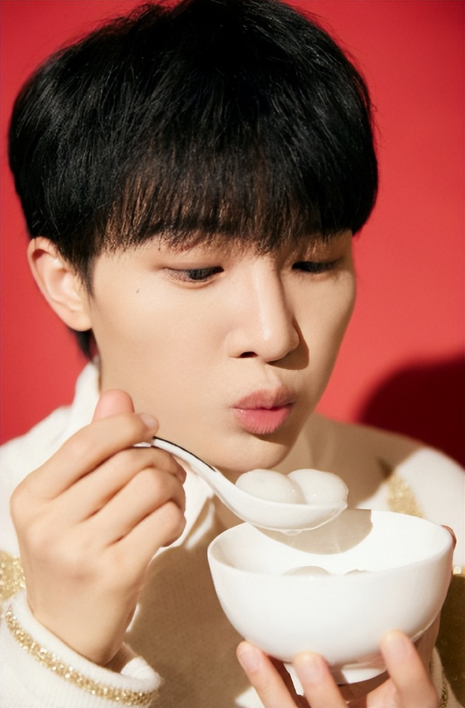 香港大火后，连流量都舍不得花钱的周深，因一举动被看清真实人品