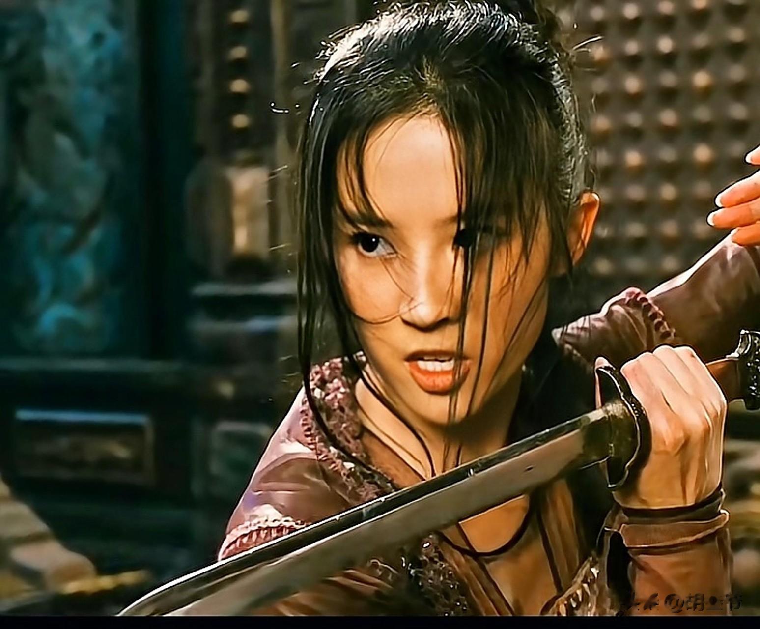 刘亦菲LV购物被偶遇！腰臀丰腴不少变性感，长发及腰气质似大学生